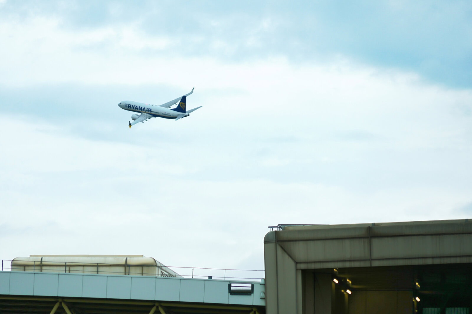 離陸する飛行機
