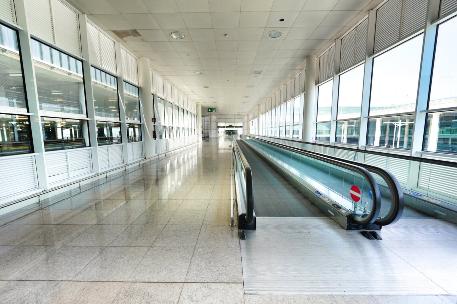 バルセロナ空港T1 ラウンジへ向かう連絡通路