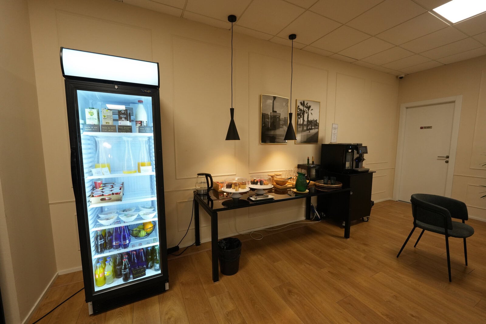 Premium VIP Lounge ドリンクコーナー全景