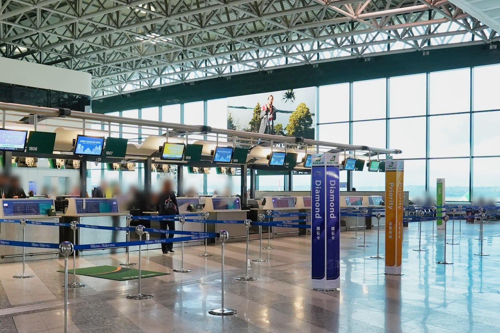 エバー航空のチェックインカウンター前