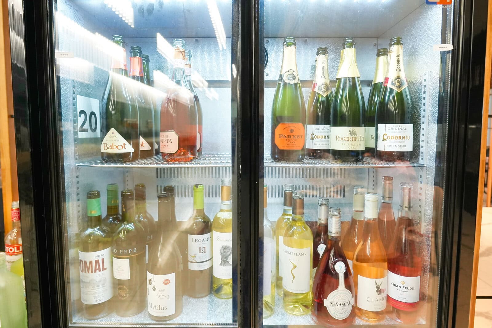 冷蔵庫の中のワイン