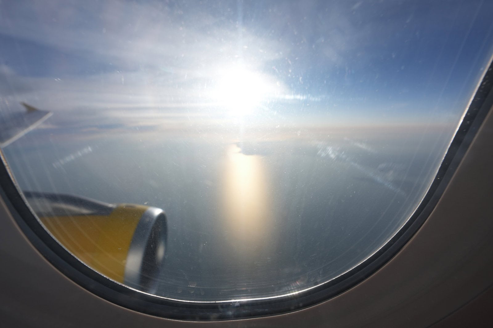 機窓から見る空と海
