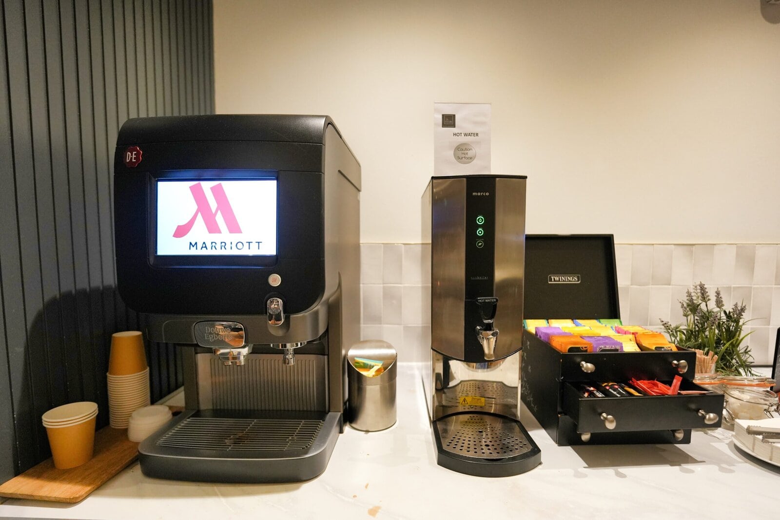 コーヒーマシンと紅茶