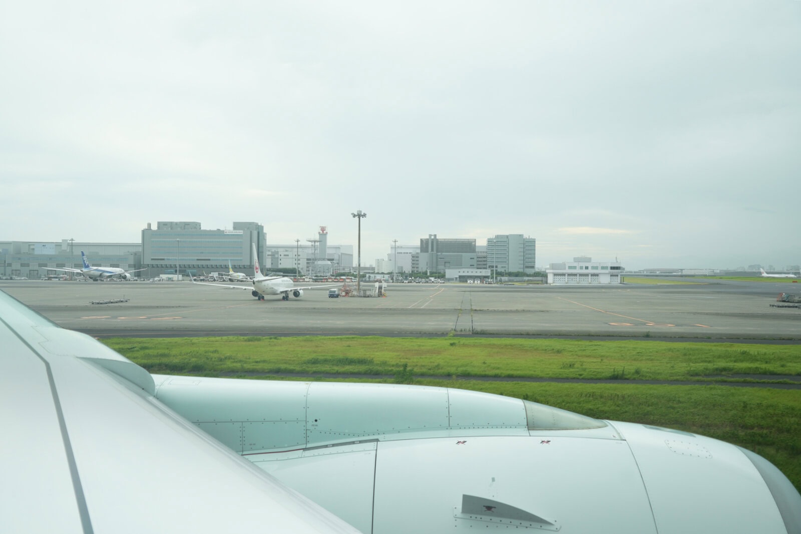 羽田空港に着陸後の滑走路