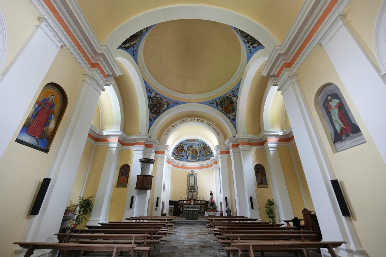 Chiesa di Santa Maria Lauretanaの内部