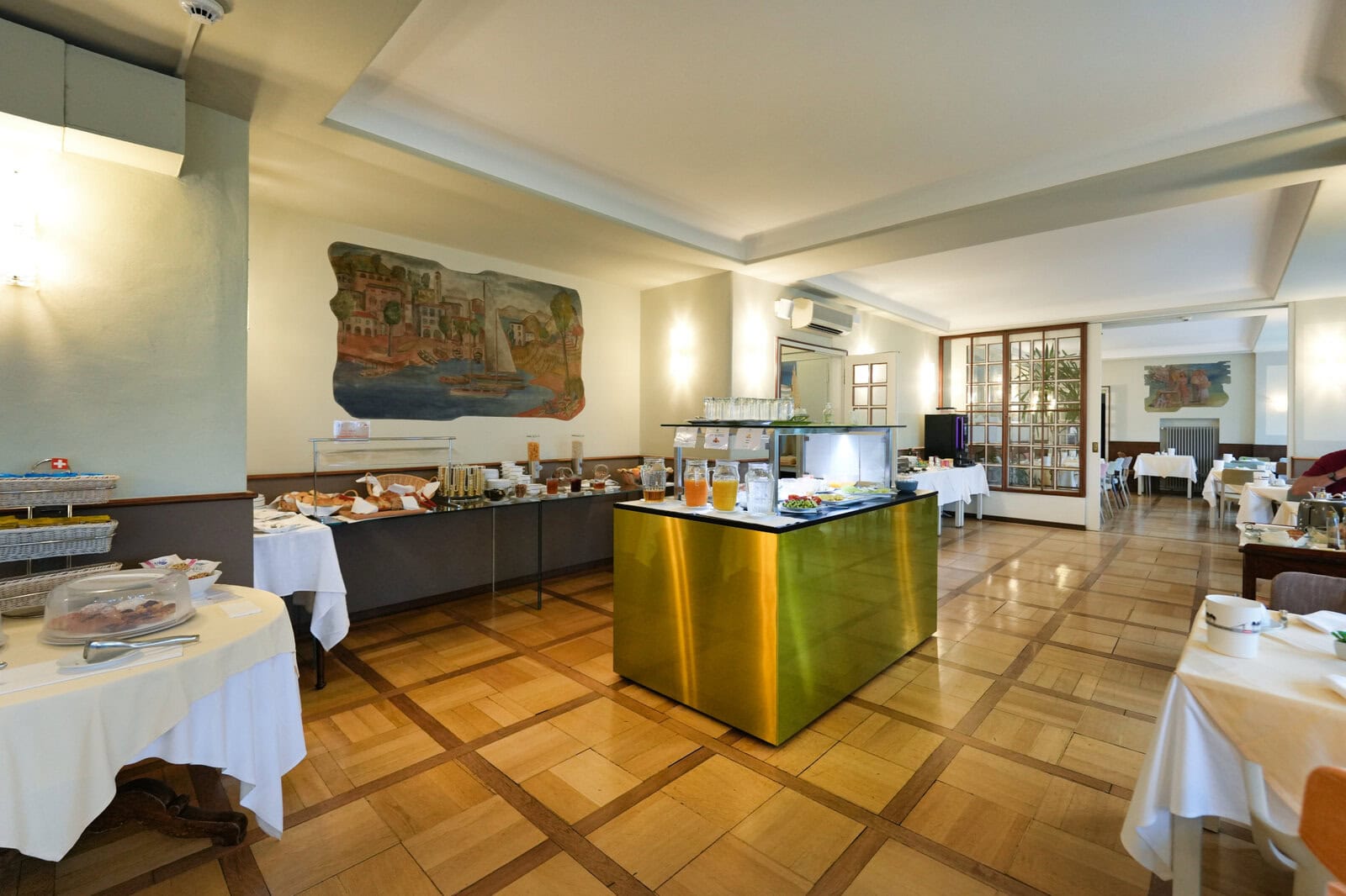 湖を望むHotel Walter au Lacの朝食会場
