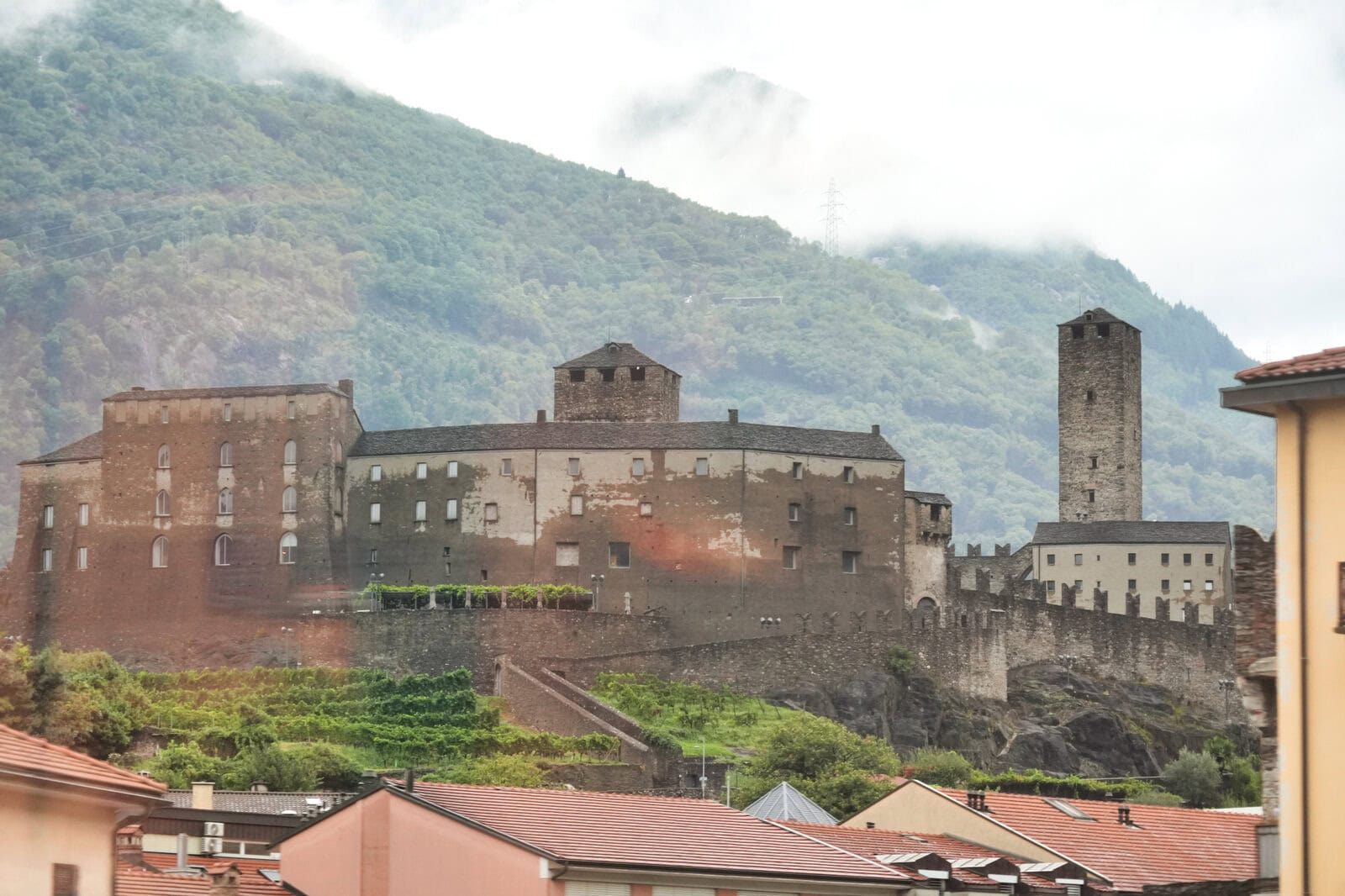 霧に包まれたベリンツォナのCastelgrande