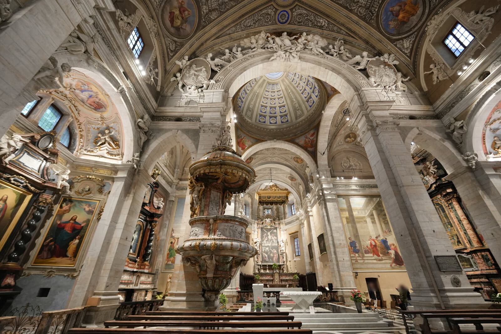 ベリンツォナのCollegiata dei Santi Pietro e Stefano内部