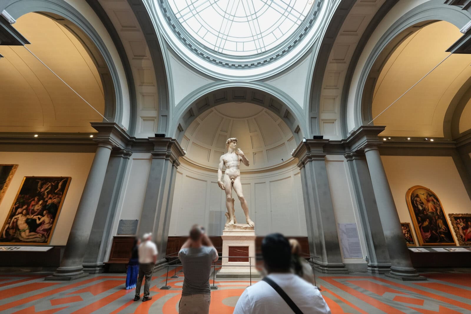 アカデミア美術館に展示されているダヴィデ像を正面から