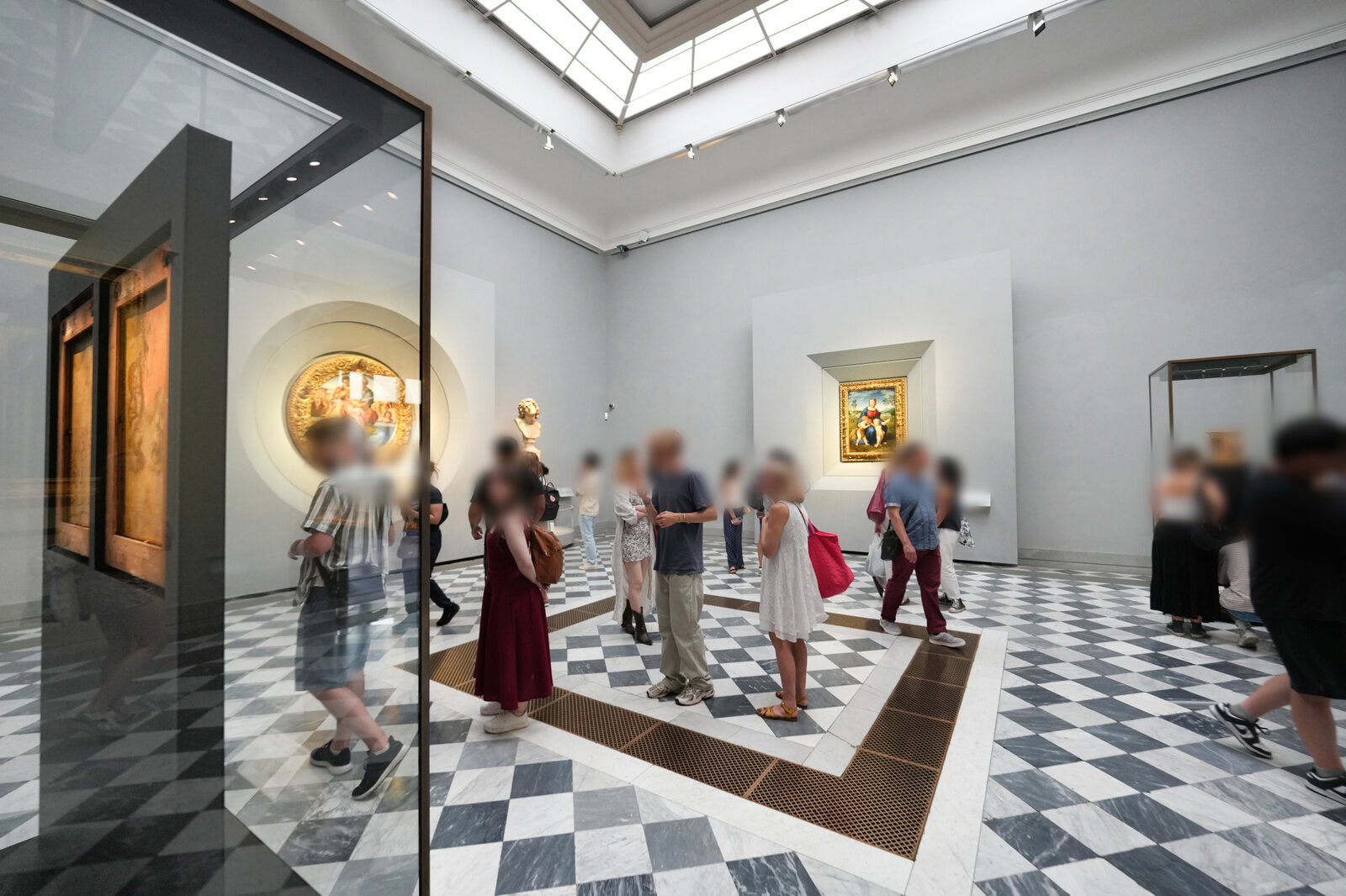 ラファエロの「ヒワの聖母」が展示されるウフィツィ美術館の展示室