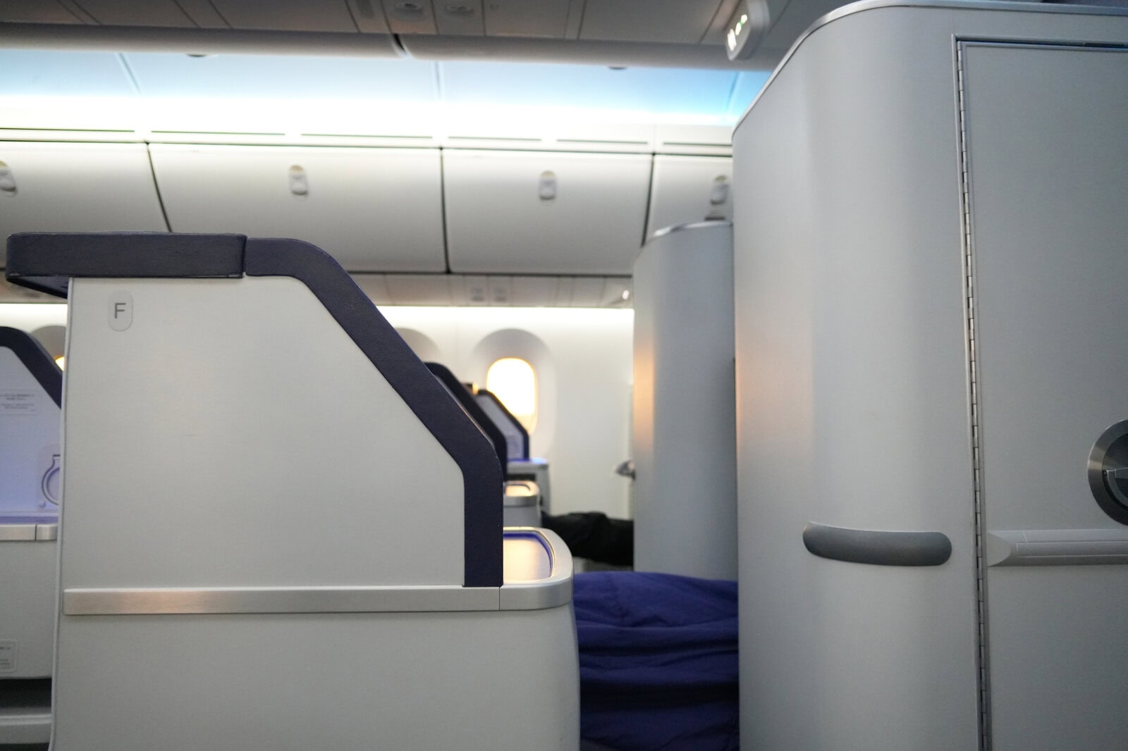 ANA B787-8 ビジネスクラス6Kから隣席を見たところ