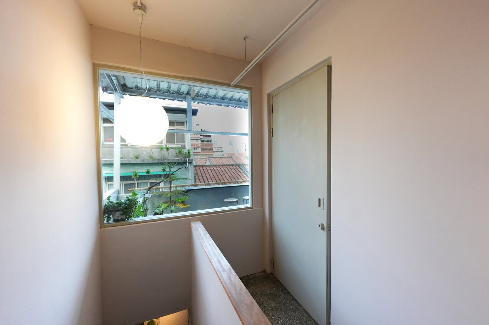 The Door Inn/4階のドア前