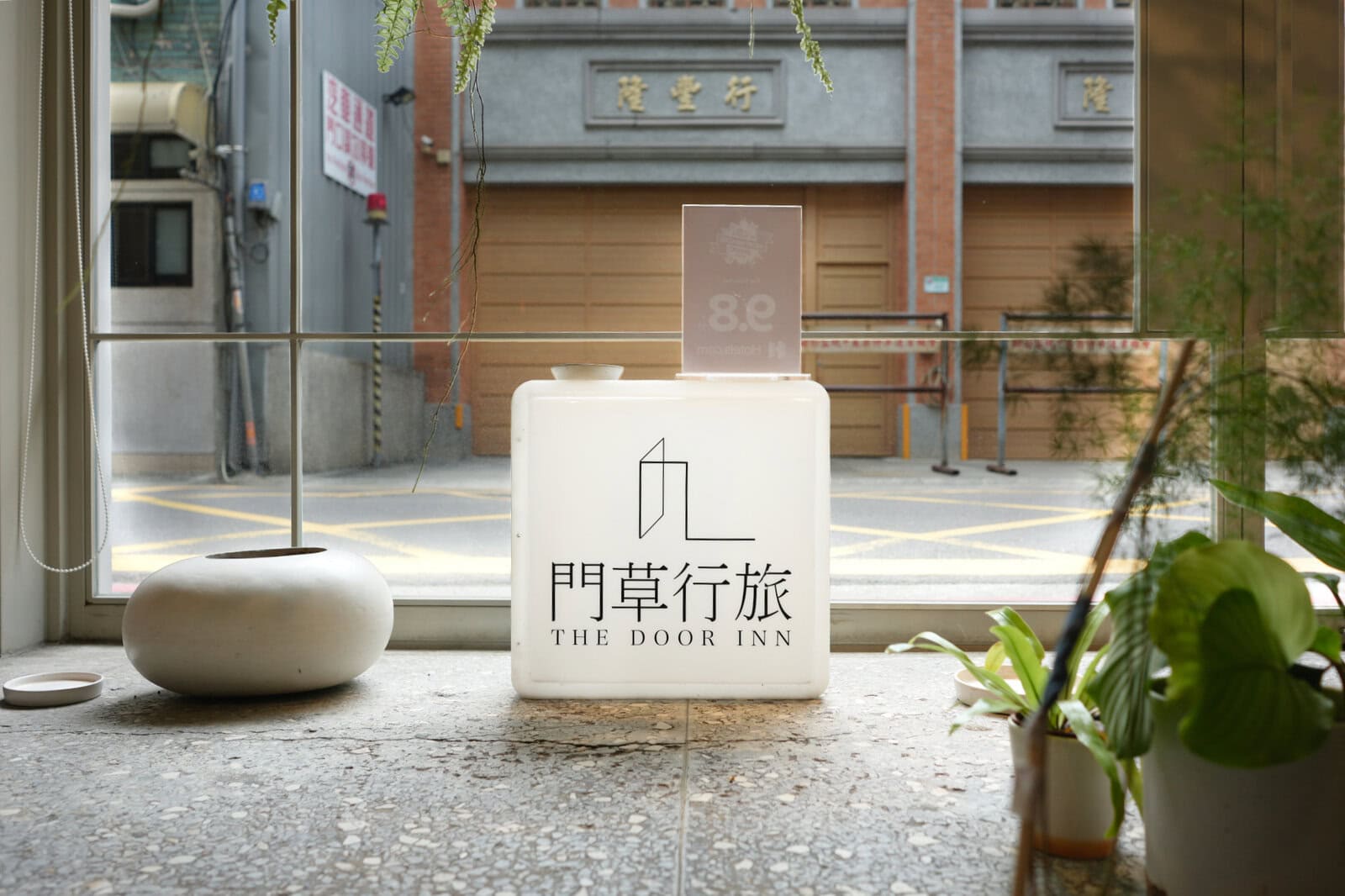 The Door Inn/ライトボックス