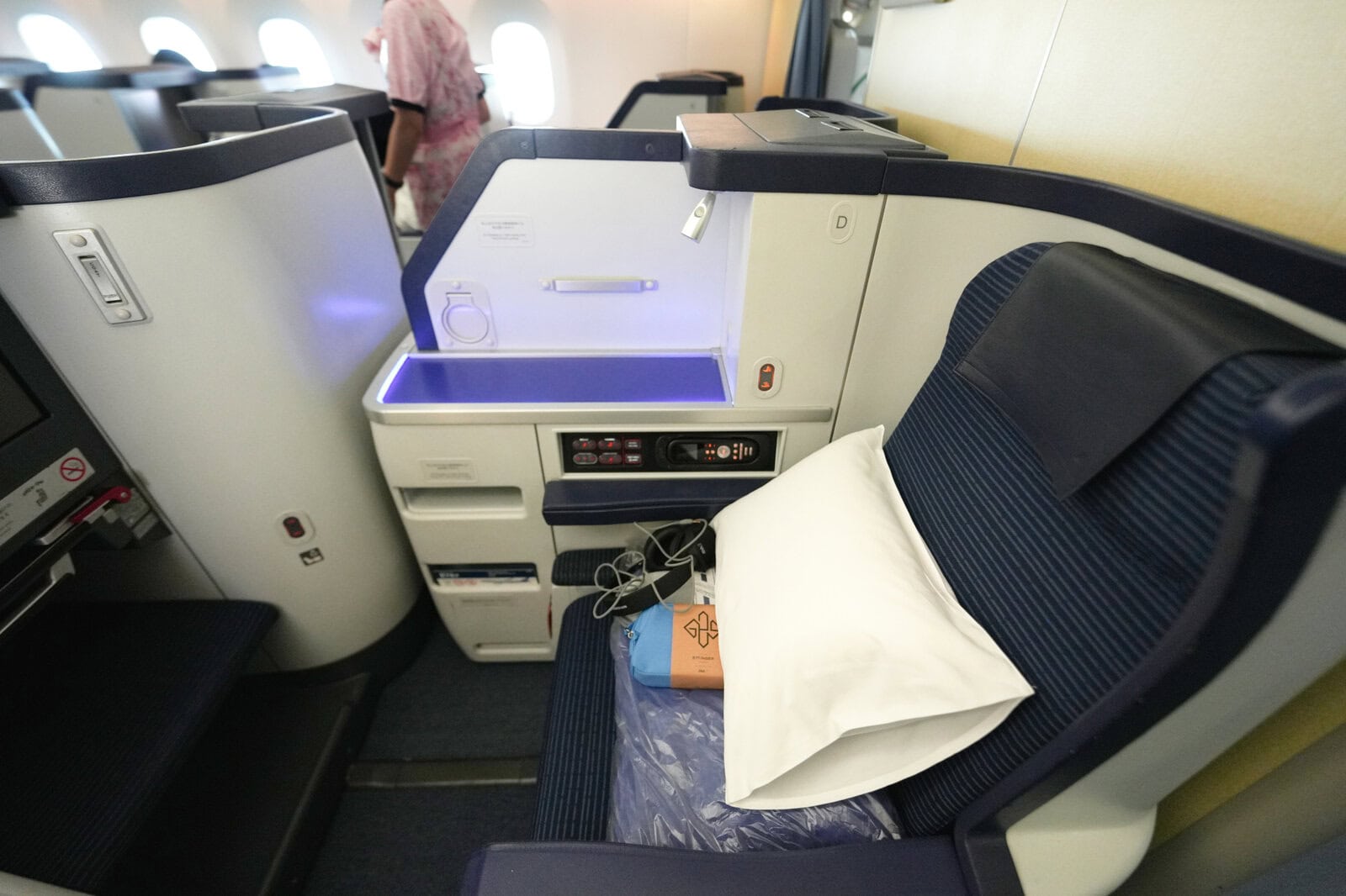 ANA B787-8ビジネスクラス・5列目通路席を横から