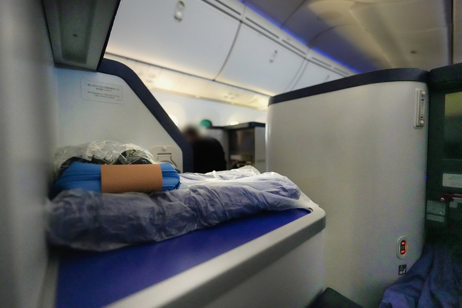 ANA B787-8 ビジネスクラス4F左手側