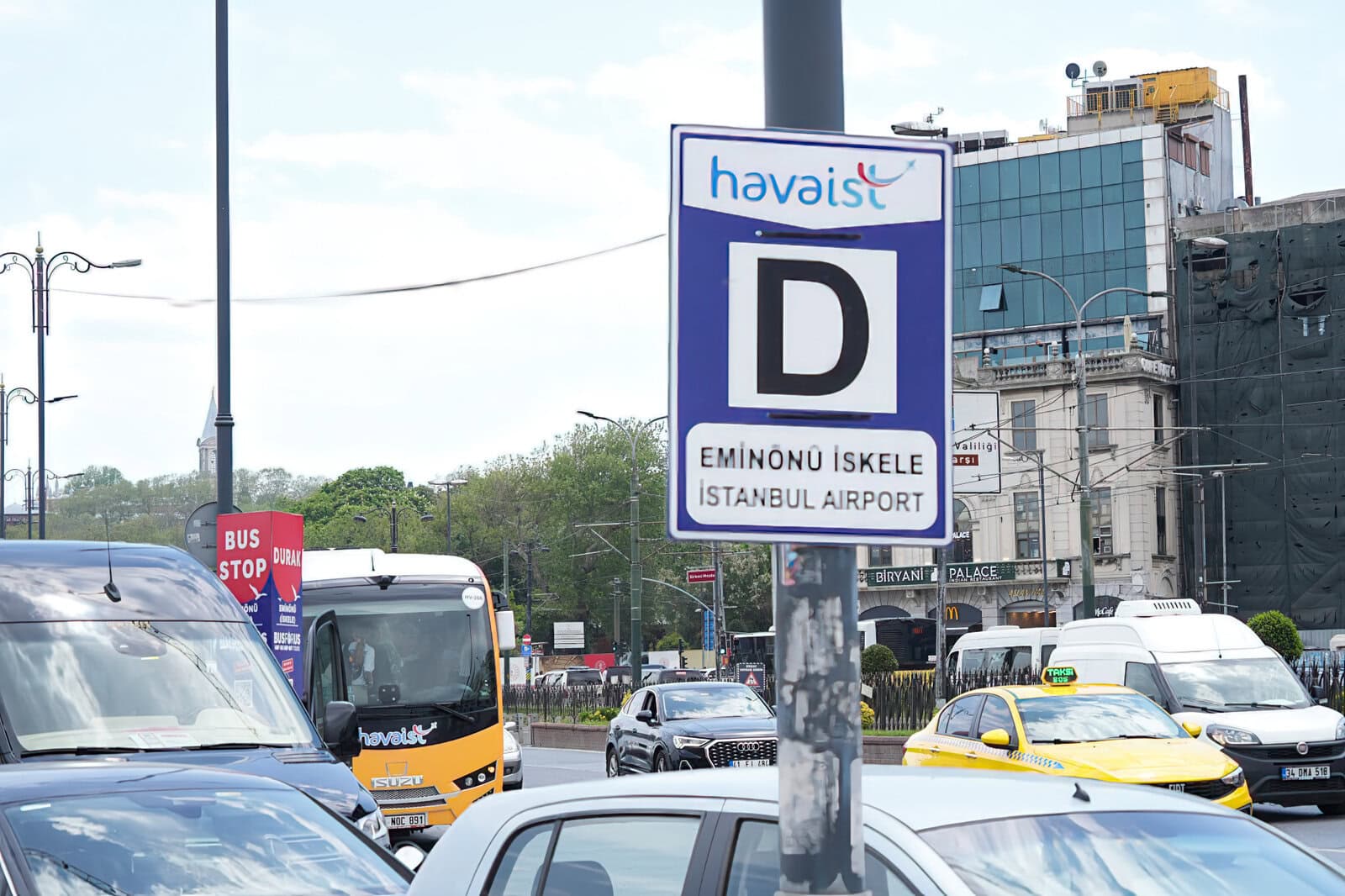 旧市街Eminönü İskeleにあるイスタンブール空港行きHavaistの標識