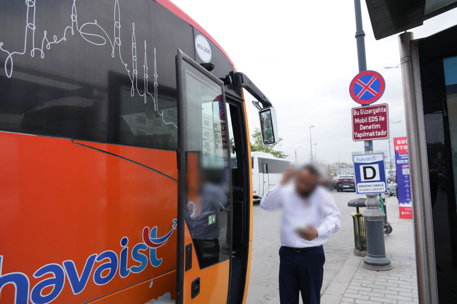 Eminönü İskeleで発車を待つイスタンブール空港行きHavaistバス
