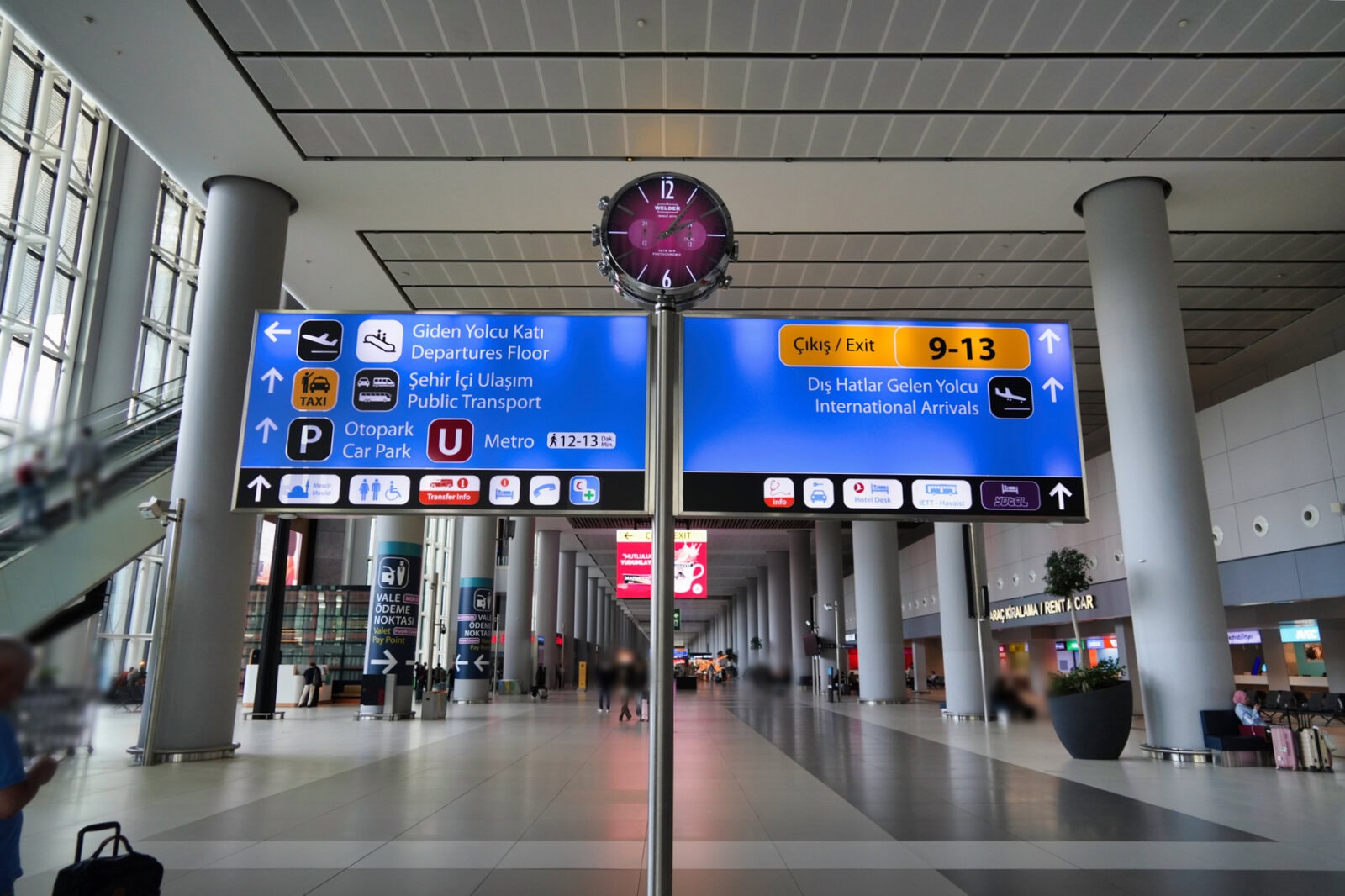 イスタンブール空港到着ロビーのPublic Transport案内