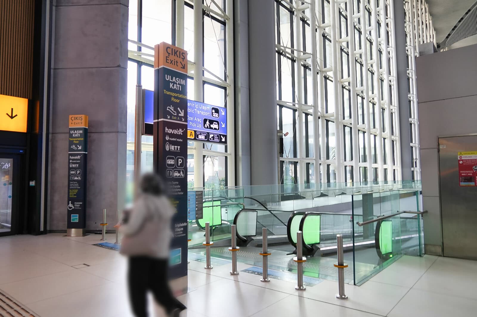 イスタンブール空港9番出口付近の交通フロア行きエスカレーター