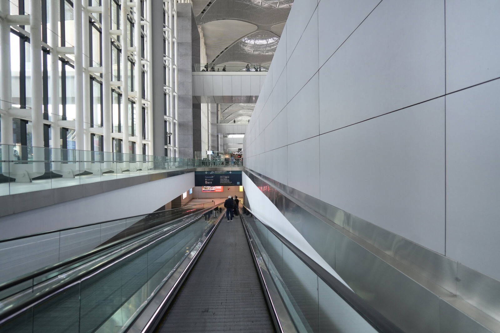 イスタンブール空港の交通フロアへ下るエスカレーター