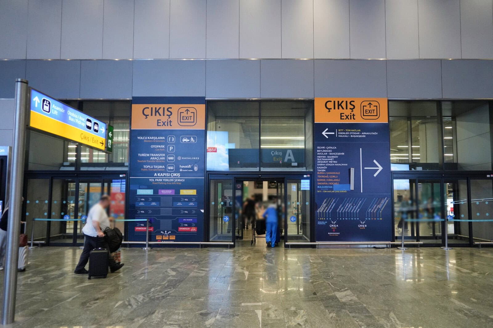 イスタンブール空港交通フロアのA出口