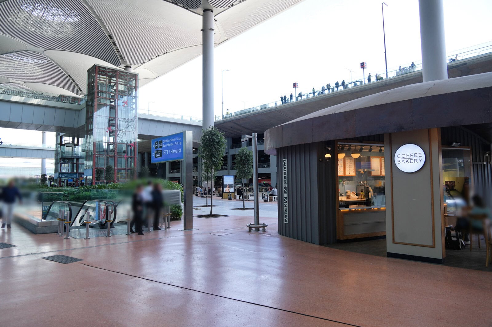 イスタンブール空港10番出口外の交通フロア行きエスカレーター周辺