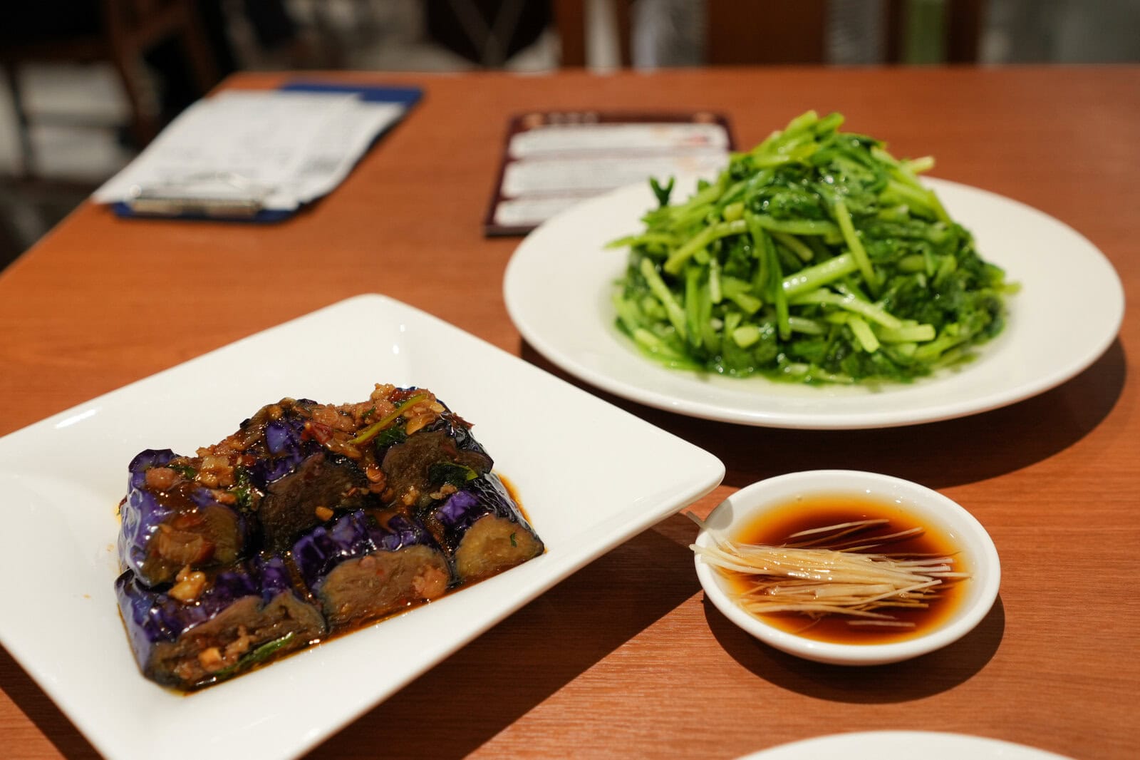 鼎泰豊で食べた青菜炒めと茄子料理