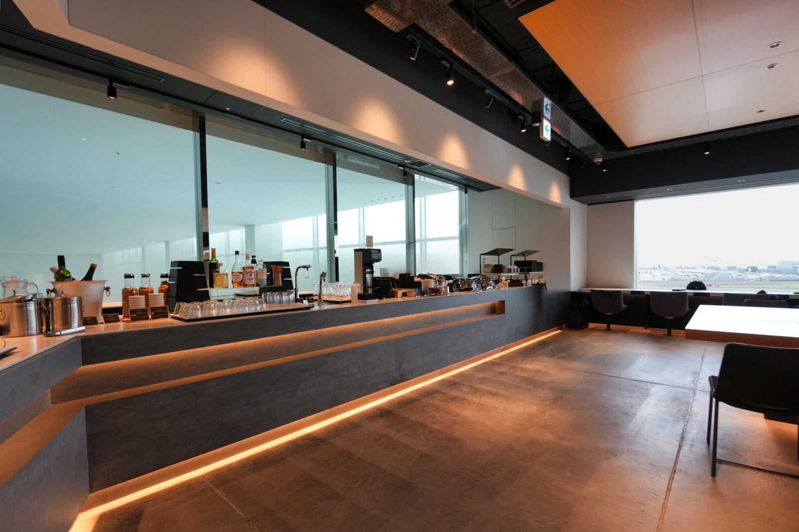 POWER LOUNGE PREMIUM・ビュッフェ台
