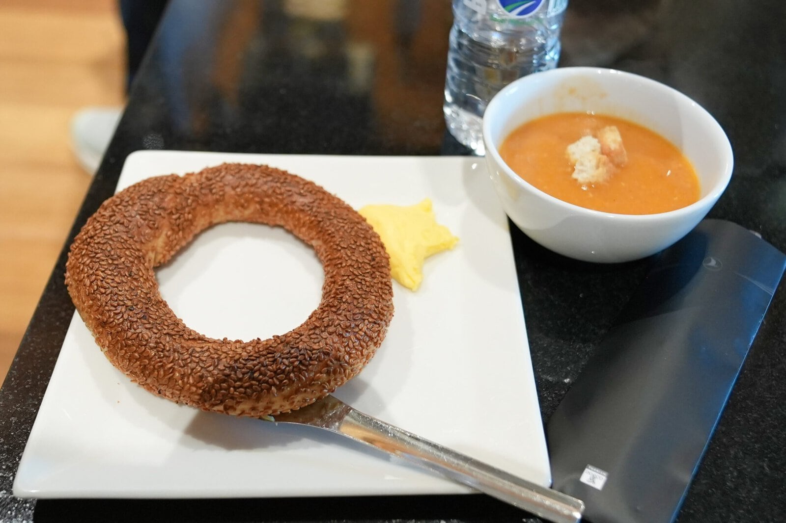 イスタンブール空港・国内線ラウンジ・ゴマパンとレンティルスープ