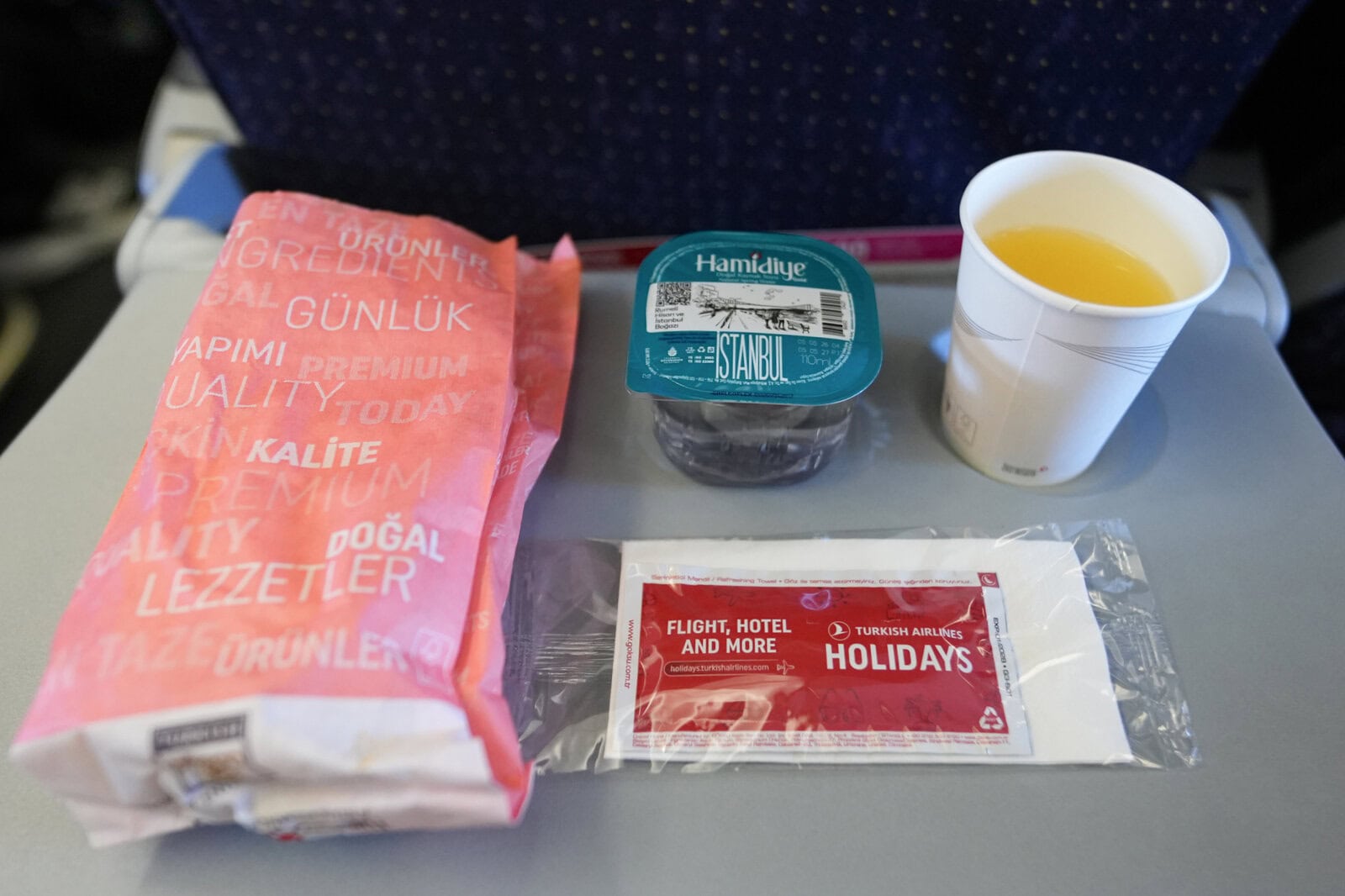 イスタンブール発ネヴシェヒル行きの飛行機機内食