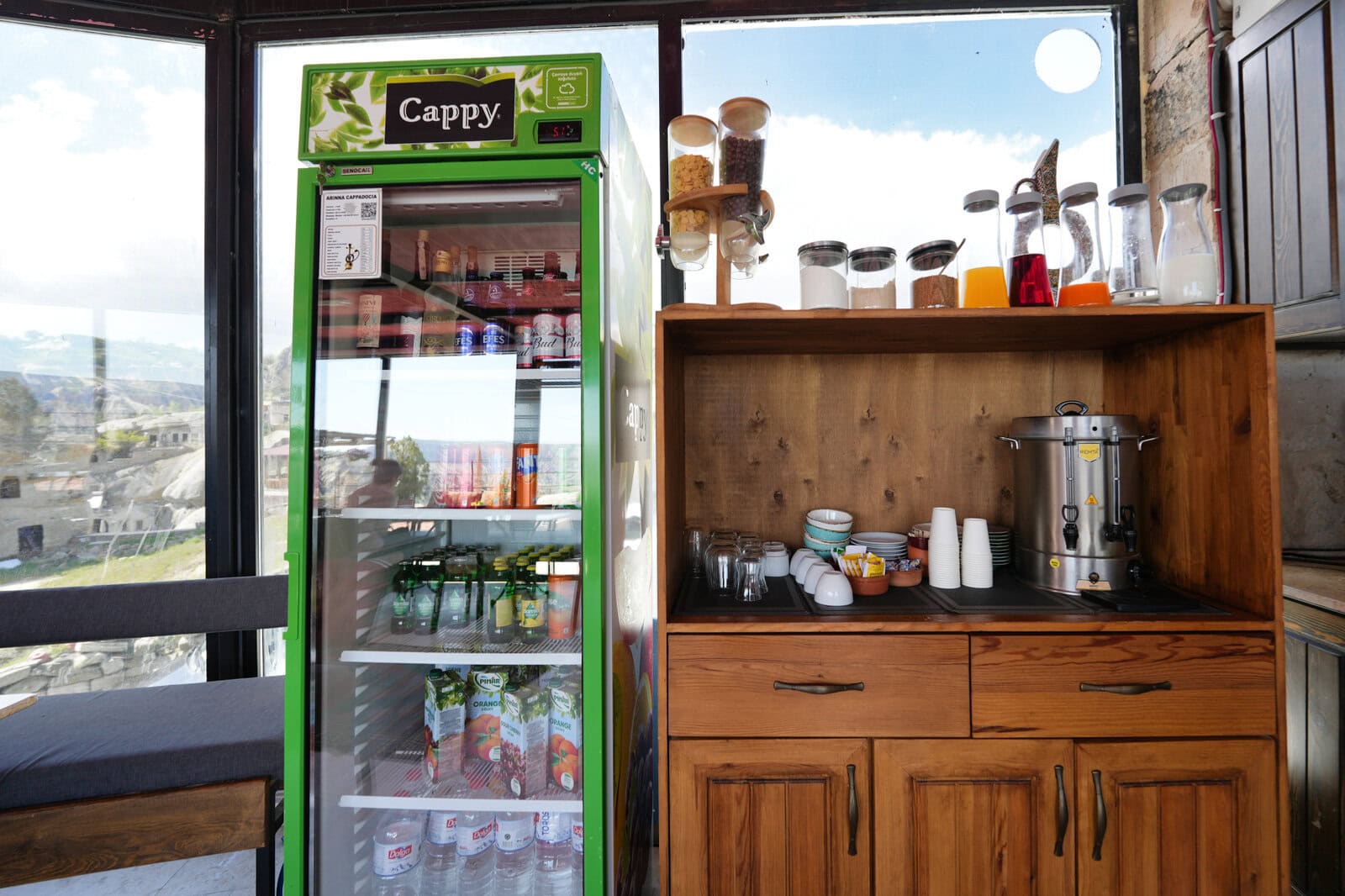 Arinna Cappadociaの朝食会場に用意されたドリンクとコーヒー