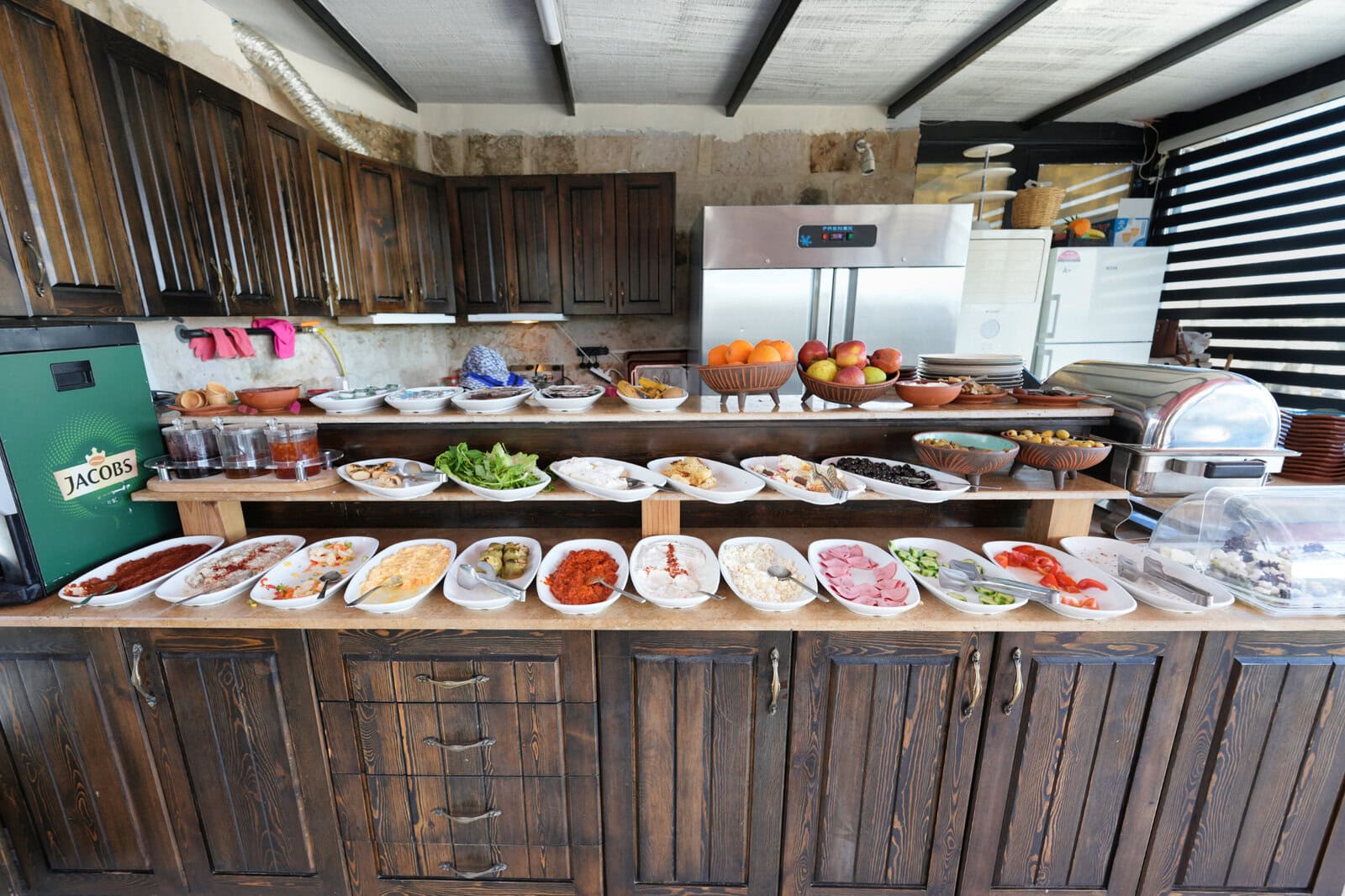 Arinna Cappadociaの朝食ビュッフェに並ぶトルコ料理