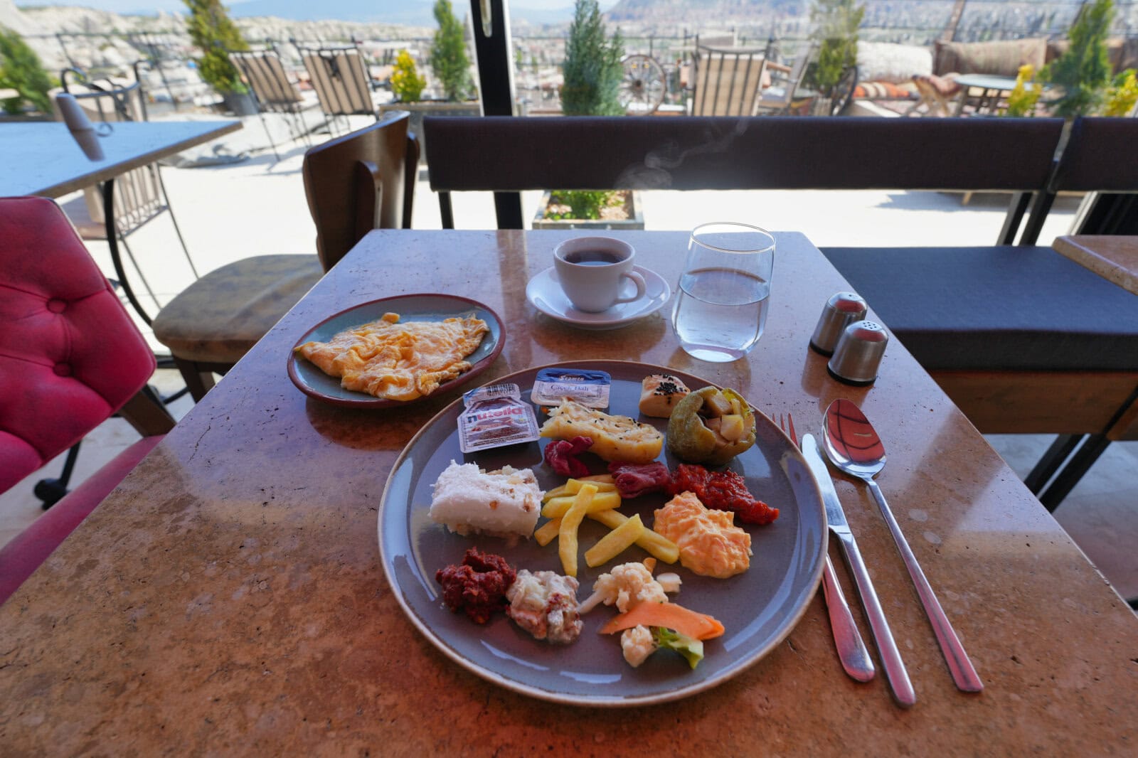 Arinna Cappadociaの朝食のトルコ料理とオムレツ