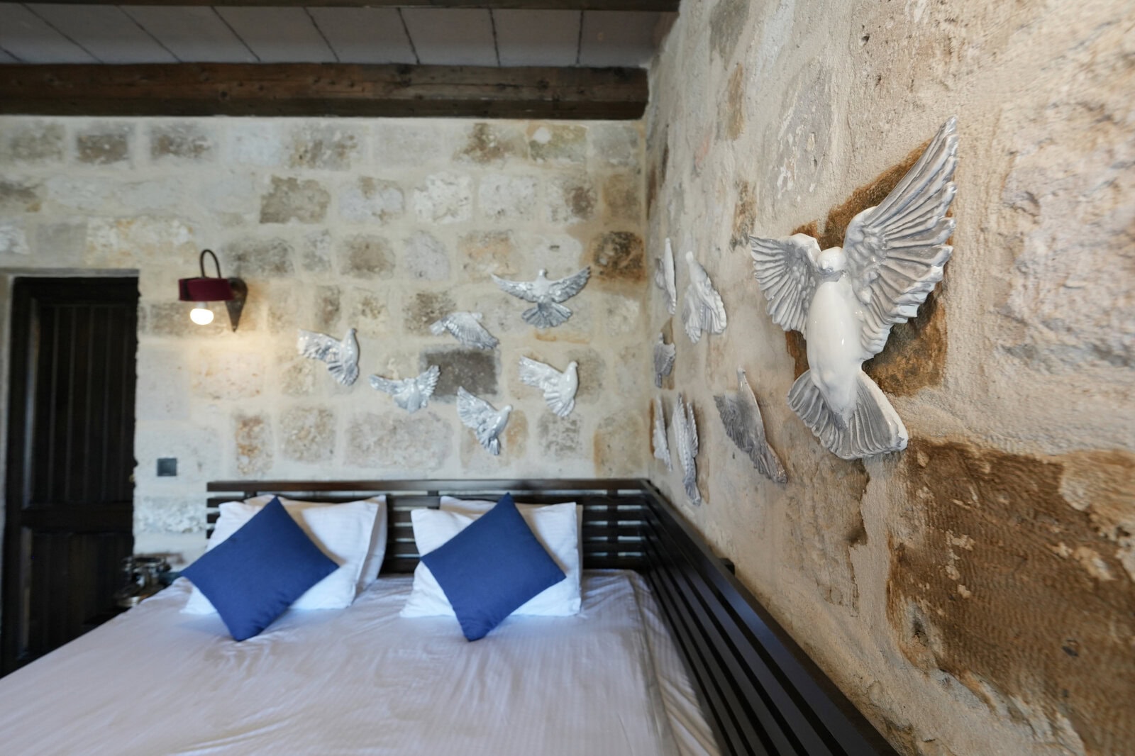 Arinna Cappadociaの客室の石壁を飾る白い鳥のオブジェ