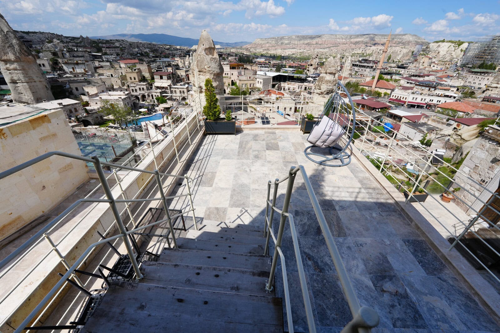 Arinna Cappadocia 204号室の専用テラスから見渡すギョレメの街