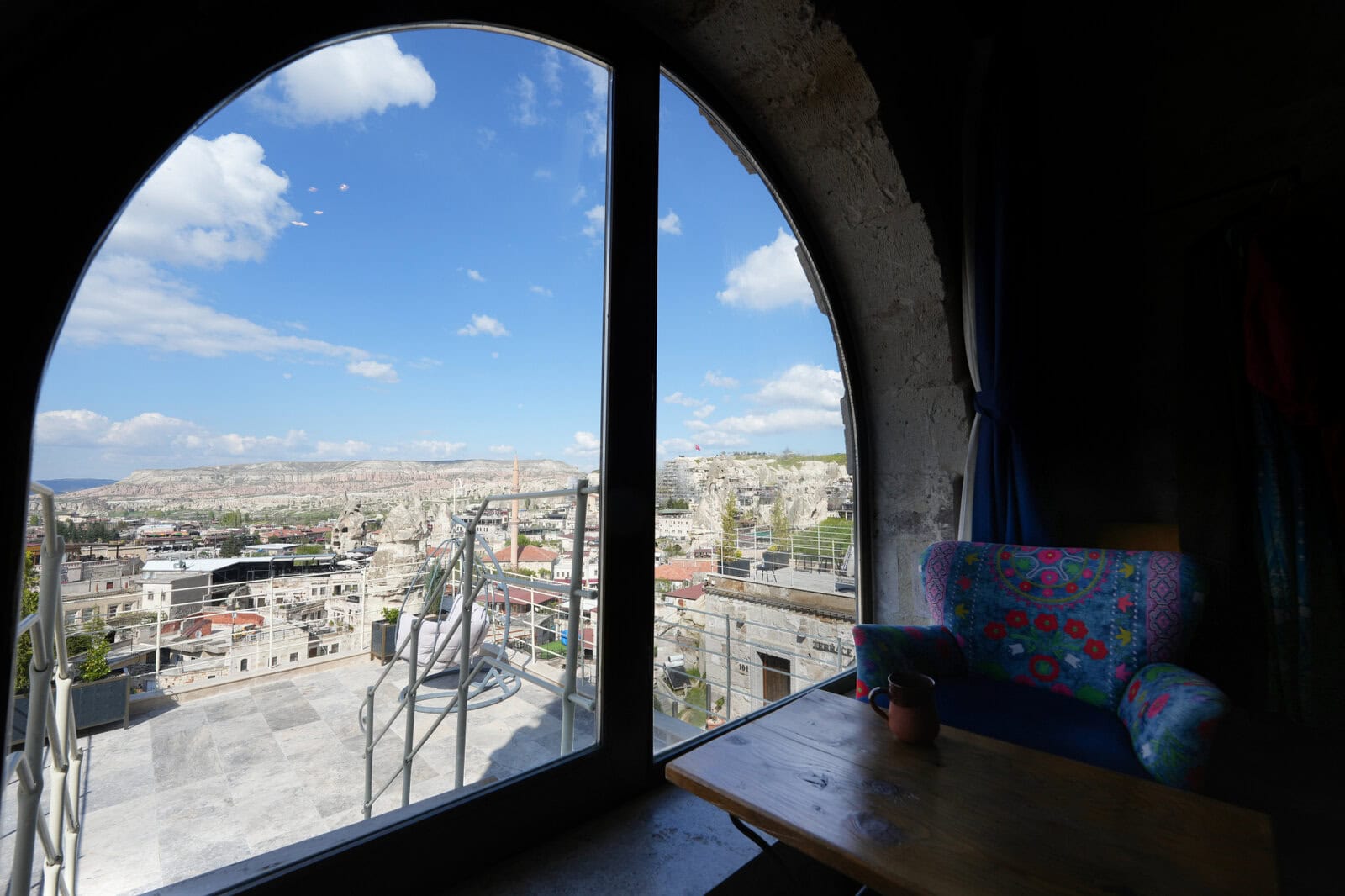 Arinna Cappadocia 204号室のアーチ窓から見える専用テラスとギョレメの街