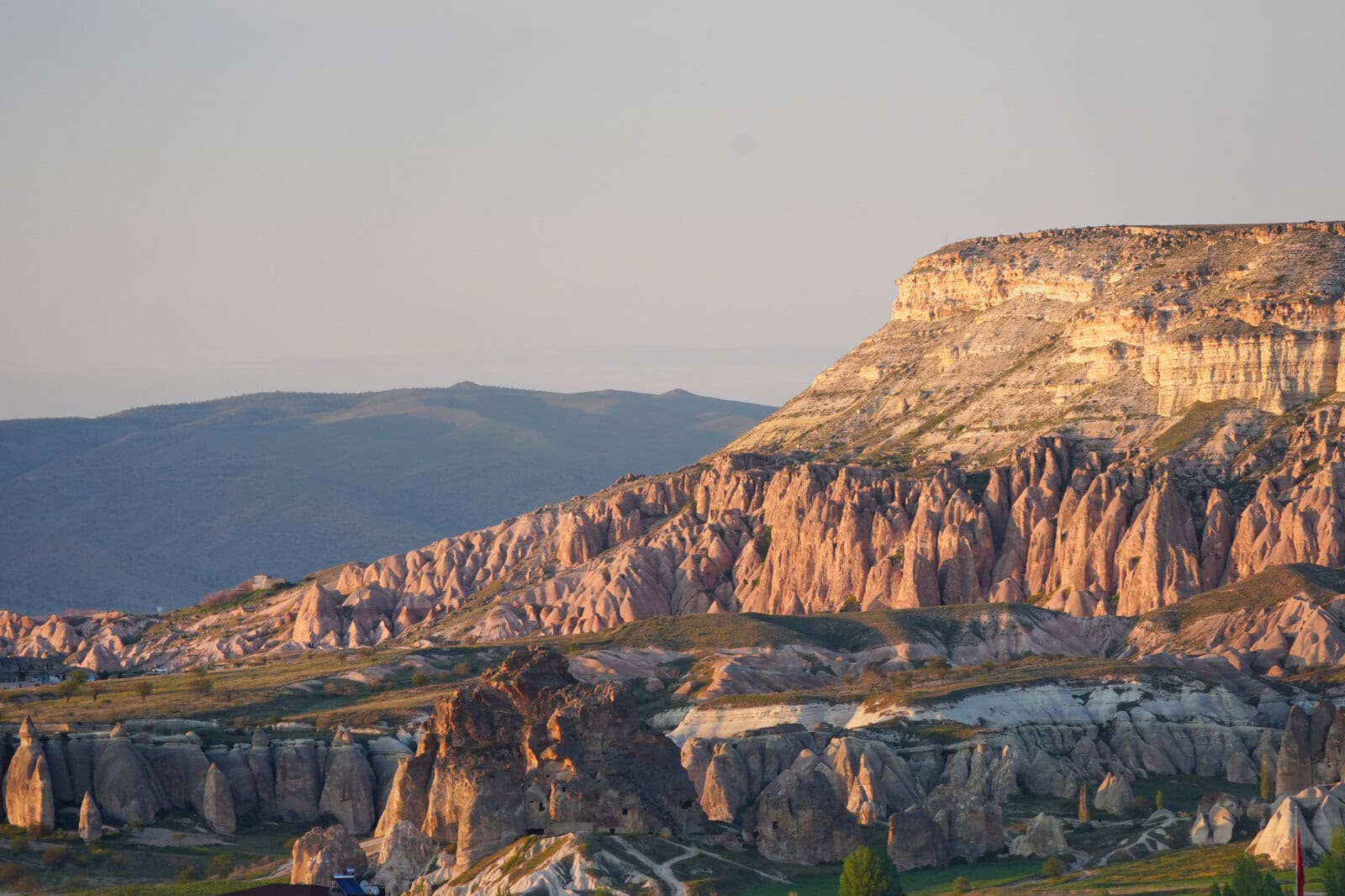 Arinna Cappadocia 204号室の専用テラスから眺める夕日に染まるカッパドキアの奇岩群