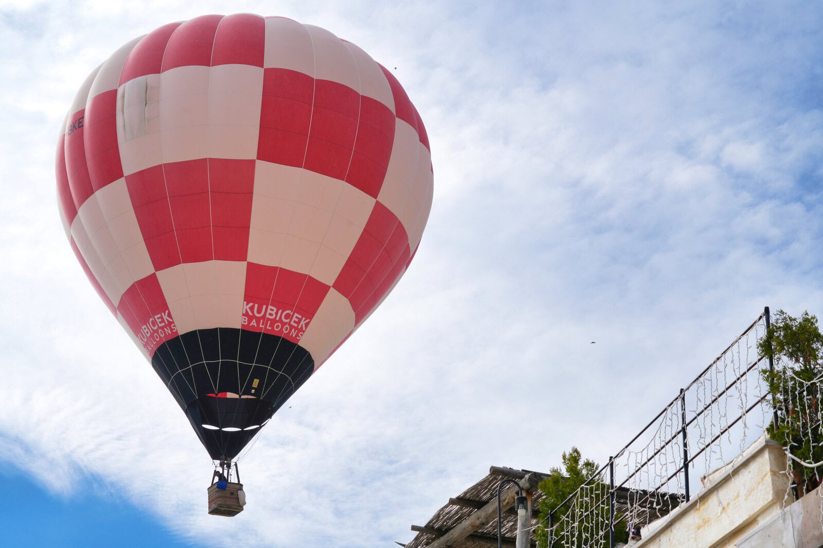 Arinna Cappadociaの近くを飛ぶ赤と白の大きな熱気球