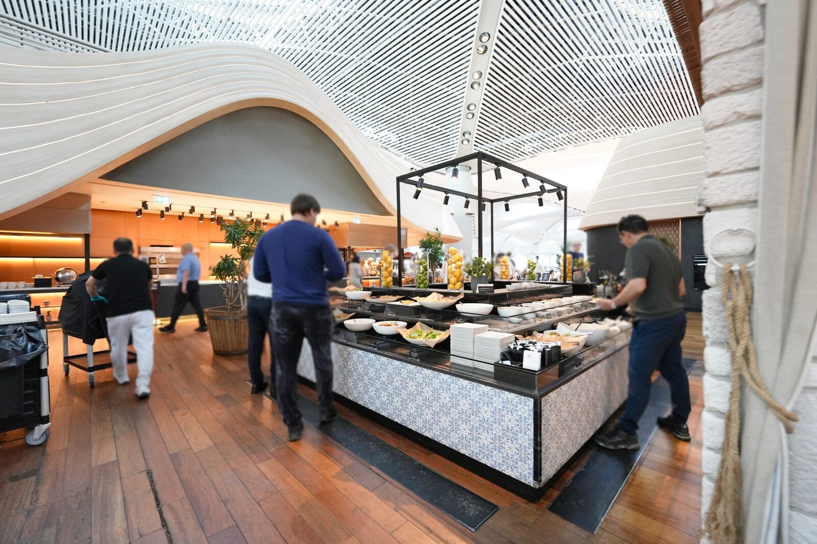 Turkish Airlines Lounge Miles&Smiles中央のビュッフェ台