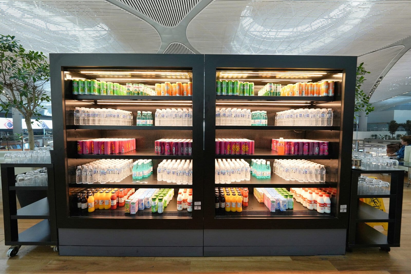 Turkish Airlines Lounge Miles&Smilesのドリンク冷蔵ケース