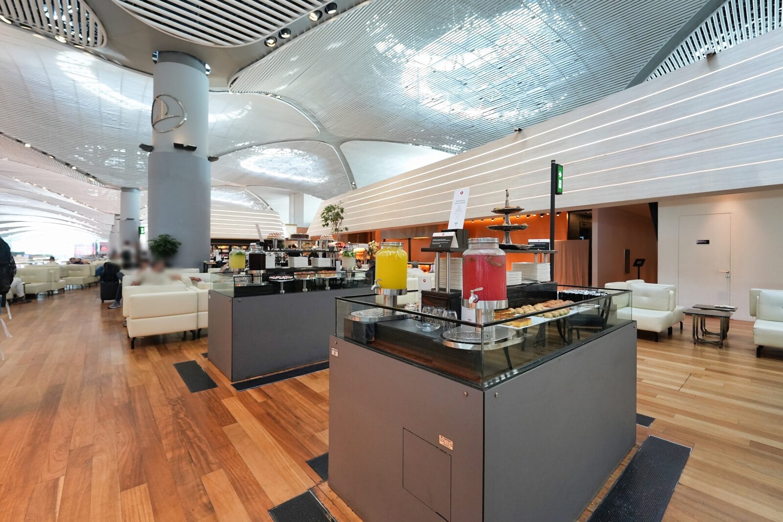 Turkish Airlines Lounge Miles&Smilesのジュースとドリンクコーナー