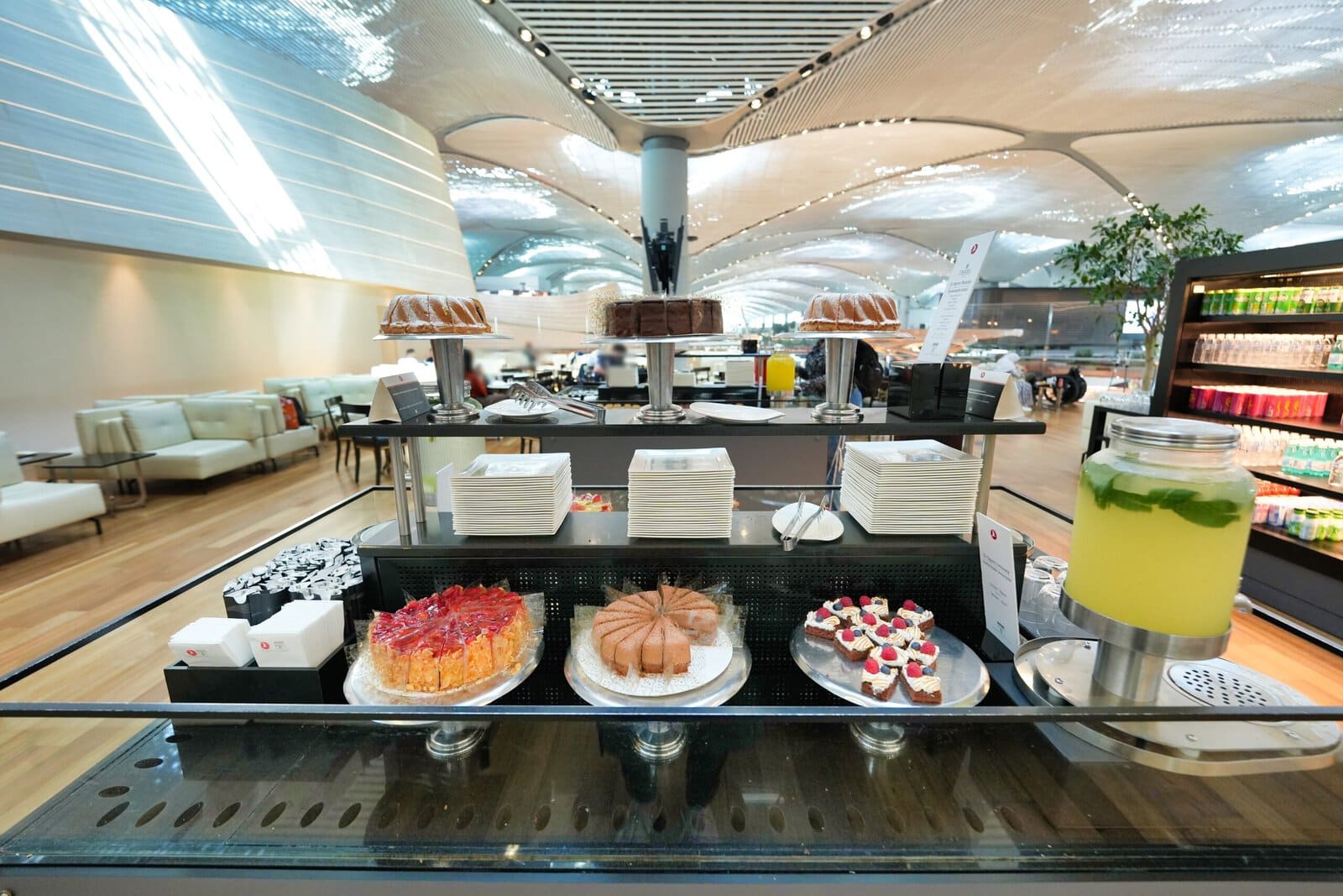 Turkish Airlines Lounge Miles&Smilesのケーキとデザートコーナー