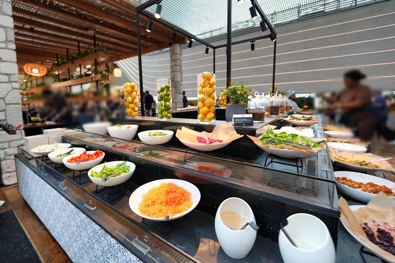 Turkish Airlines Lounge Miles&Smilesのサラダと冷菜ビュッフェ