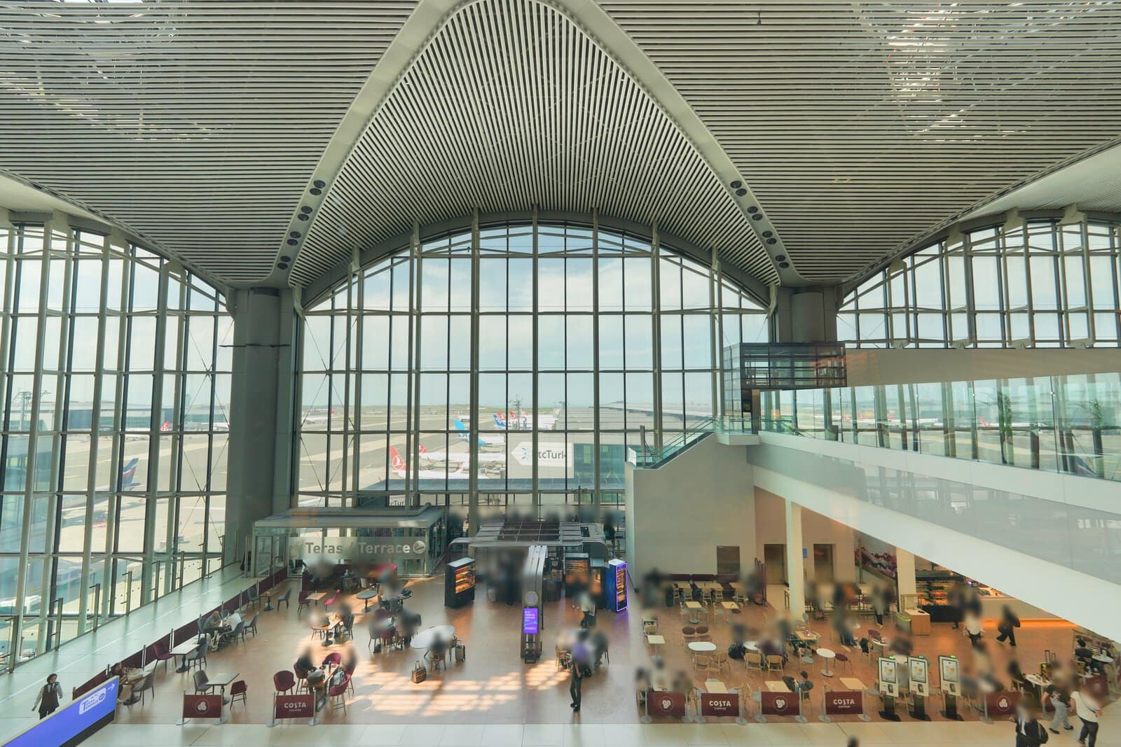 Turkish Airlines Lounge Miles&Smilesから見下ろすイスタンブール空港ターミナル