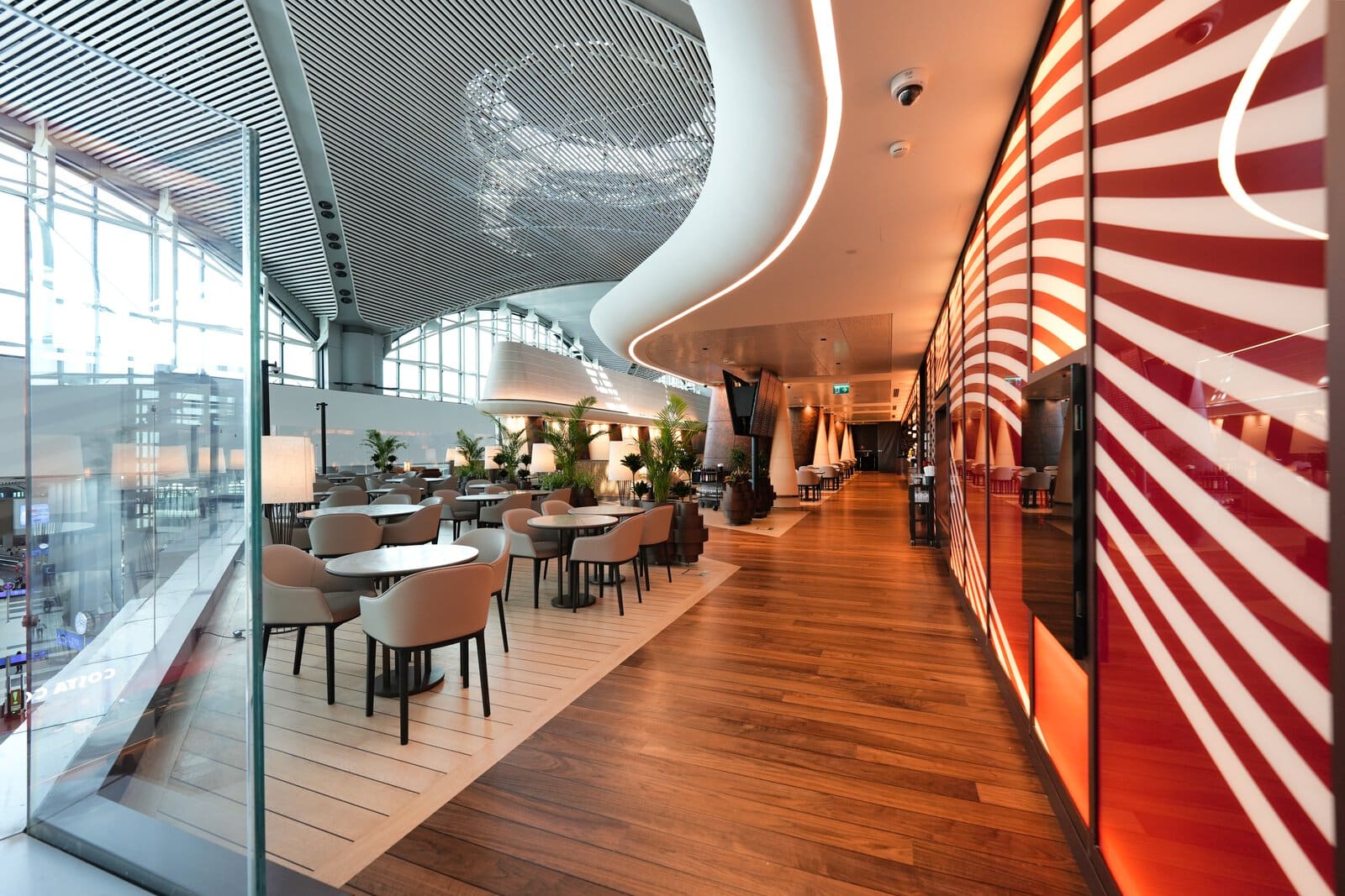 ターミナルの吹き抜けに面したTurkish Airlines Lounge Miles&Smilesの座席