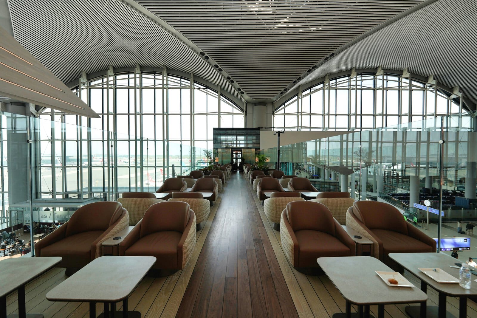 Turkish Airlines Lounge Miles&Smilesの開放的な一人掛けチェア