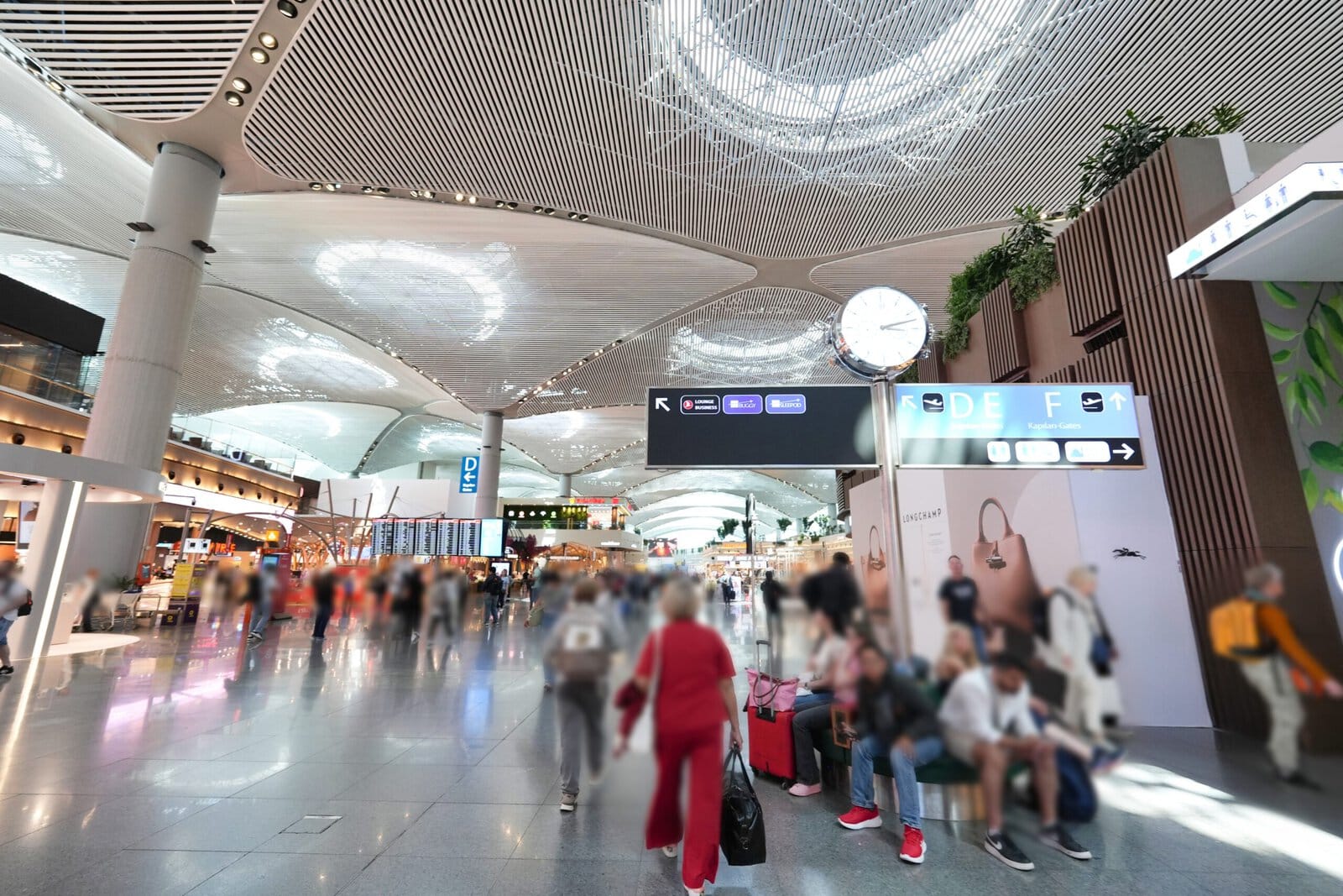 イスタンブール空港の案内板はサイネージで見たい表示が出るまで待たなければならない