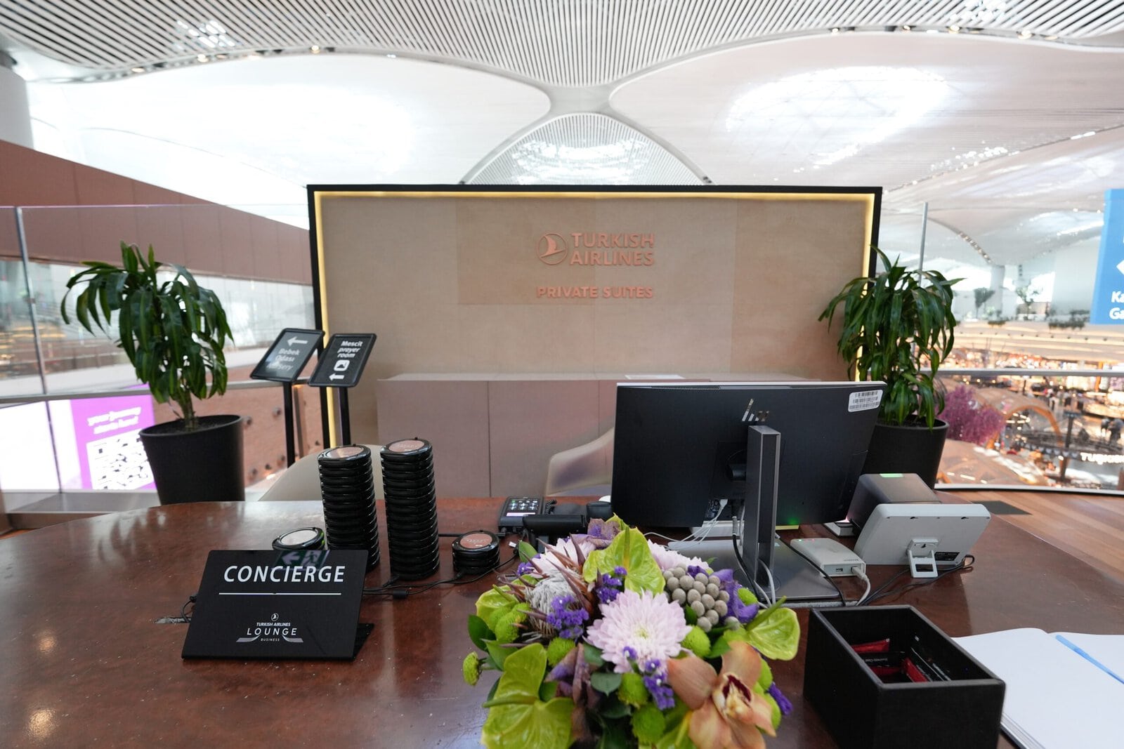 Turkish Airlines Lounge Business入口のコンシェルジュデスク