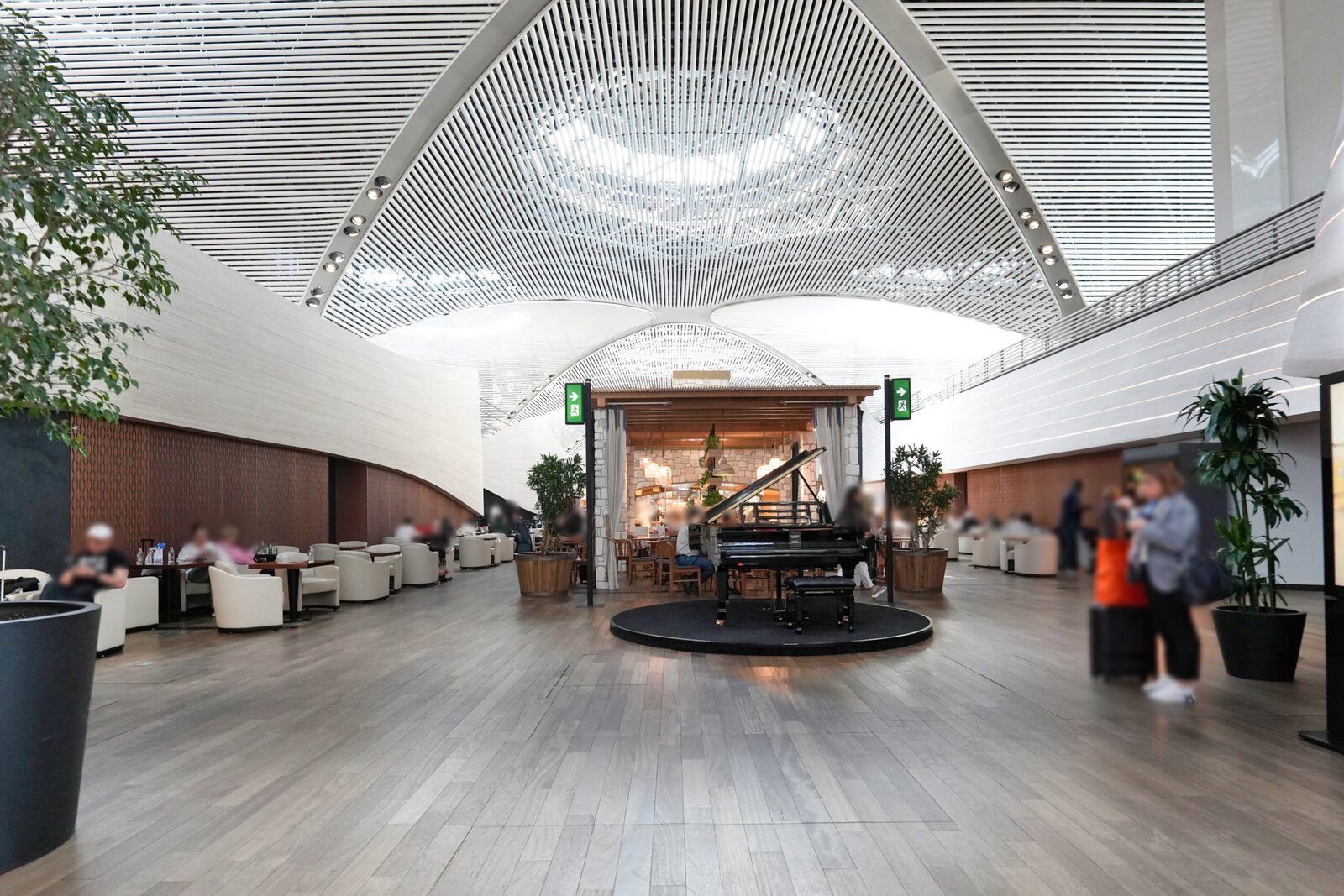 Turkish Airlines Lounge Businessメインフロアのグランドピアノ