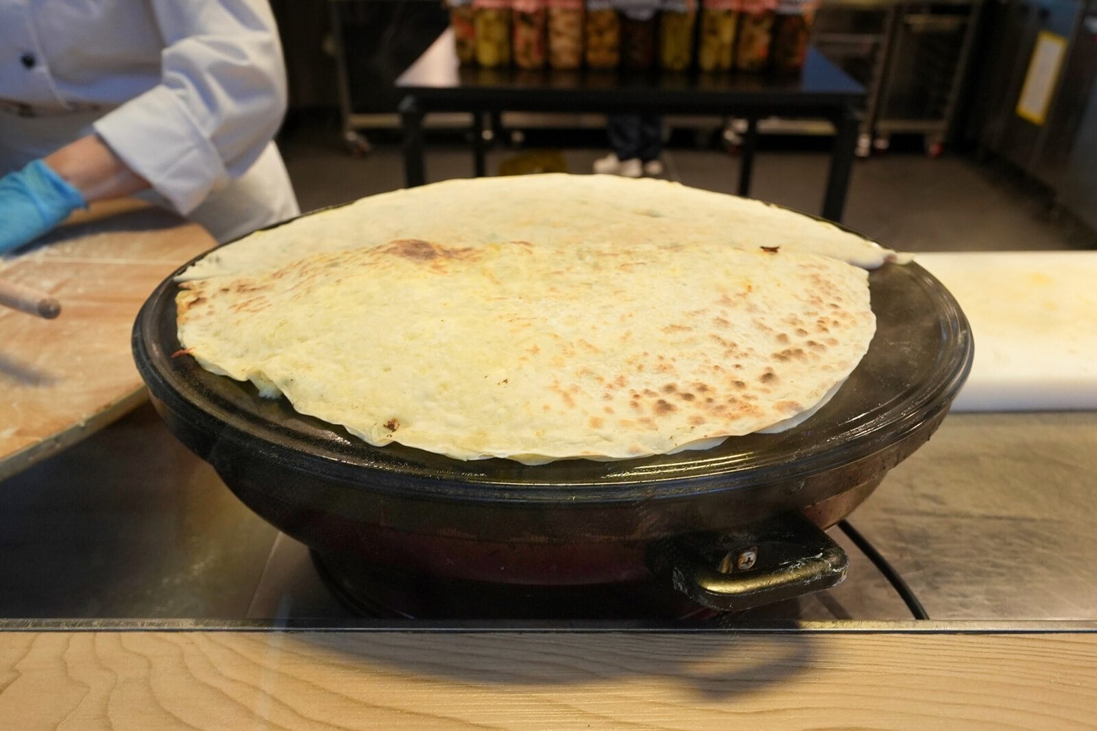 ターキッシュエアラインズビジネスラウンジで焼かれるギョズレメ